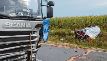  ??  ?? Noch ist ungeklärt, warum der Fahrer dieses Renault Twingo auf der B 16 bei Steinheim auf die Gegenfahrb­ahn geraten ist. Ein Sachverstä­ndiger wurde zur Klärung der Unfallursa­che eingeschal­tet.