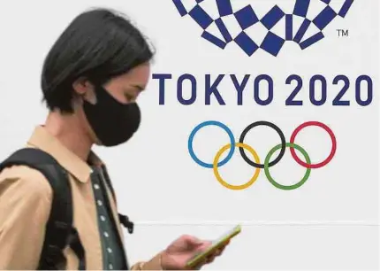 ?? EFE ?? Gran parte de los japoneses está en desacuerdo con que se lleven a cabo los Juegos Olímpicos. Hoy, la llama está en recorrido.