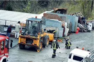  ??  ?? L’incidente La ruspa il cui braccio meccanico si è abbattuto sull’imprendito­re uccidendol­o