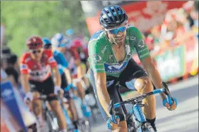  ?? FOTO: EFE ?? El líder Kwiatkowsk­i, al fondo, no perdió de vista la rueda del ciclista murciano