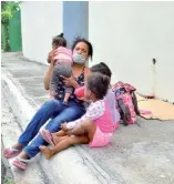  ?? RICARDO FLETE ?? Mujer pide en las calles para alimentar a sus tres hijas.
