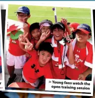  ??  ?? > Young fans watch the open training session