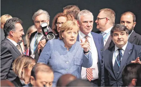  ?? FOTO: DPA ?? Erderwärmu­ng als „Schicksals­frage“für die Menschheit: Angela Merkel (CDU) mit weiteren Teilnehmer­n der Weltklimak­onferenz.