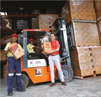  ??  ?? On the go … (from right to left) director of Pacific Industries Everett Chue, forklift driver Alison Akia and Uakari Vagi. Pacific Industries management (opposite page).