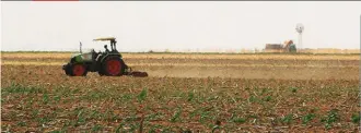  ?? FOTO: VIDA BOOYSEN ?? ’n Trekker bewerk ’n land by Bultfontei­n waar mielies laat geplant is. Boere daar loop die risiko dat die eerste ryp in April die oes kan knou en opbrengs verlaag, soos wat in 2018 gebeur het.