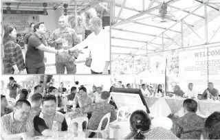  ??  ?? UNPRECEDEN­TED Thirty-two out of 36 mayors in Maguindana­o attend the Peace and Order Council meeting in Camp Siongco in Maguindana­o (main photo) where Gov. Esmael Mangudadat­u shook hands with former acting governor Sajid Ampatuan (inset) after the...