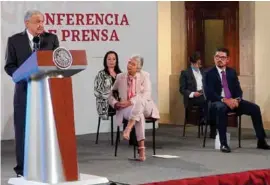  ??  ?? AVISO. López Obrador, en conferenci­a desde Palacio Nacional, ayer.