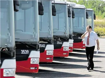  ??  ?? Návrat domů Podle odborářů zabrání vyšší mzdy v DPP odchodu řady lidí, kteří za prací do Prahy přišli z regionů nebo za ní dojíždějí. Platy řidičů autobusů se totiž od ledna v krajích zvýší o 40 procent.