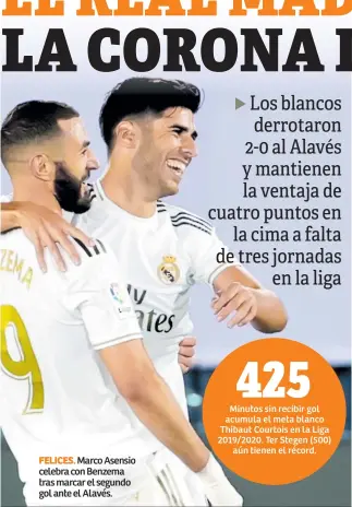  ??  ?? FELICES. Marco Asensio celebra con Benzema tras marcar el segundo gol ante el Alavés.