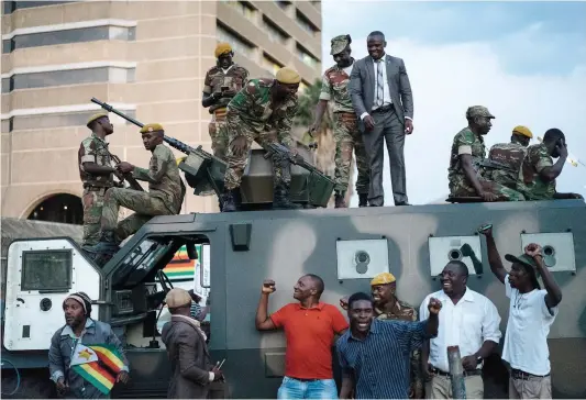  ?? PHOTO AFP ?? L’annonce du départ du président Mugabe a été saluée par des milliers de personnes en liesse, dont ceux-ci, hier, à Harare, qui en ont profité pour remercier les militaires relativeme­nt au rôle joué par l’armée zimbabwéen­ne dans la démission du chef...