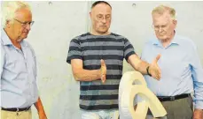  ?? FOTO: HELMUT VOITH ?? Der Bildhauer Frank Teufel erläutert seine Skulpturen: rechts Ministerpr­äsident a.D. Erwin Teufel, links der ehemalige Landtagsab­geordnete Ernst Arnegger.