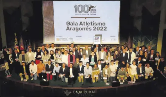  ?? ANDREEA VORNICU ?? Foto de familia con todos los premiados en la gala de ayer de la Federación Aragonesa de Atletismo celebrada en la sede de Caja Rural de Aragón.