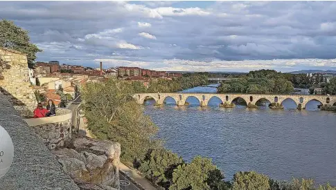  ?? ?? Die Puente de Piedra in Zamora spannt sich in 16 Bögen über den Duero und gehört zu dem großartige­n Ensemble romanische­r Bauten in der westspanis­chen Stadt.