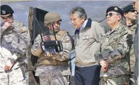  ??  ?? ► El ministro de Defensa, Alberto Espina, junto al general Ricardo Martínez (CJ Ejército) y el almirante Julio Leiva (CJ Armada).