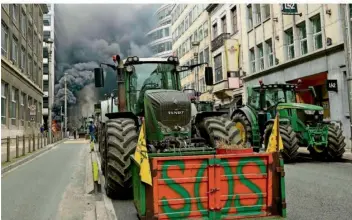  ?? FOTO: PHILIP REYNAERS/IMAGO ?? Landwirte protestier­en am Dienstag in Brüssel: Die Europäisch­e Union ist den Bauern gegenüber zu Zugeständn­issen bereit. Die Ökoregeln der europäisch­en Agrarpolit­ik werden entschärft.