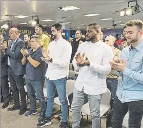  ?? FOTO: PERE PUNTÍ ?? Sentidos aplausos en la sala de prensa de la Ciudad Deportiva Joan Gamper