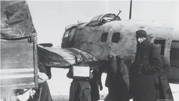  ?? ?? Wehrmachts­soldaten entladen ein Transport ugzeug (Winter 1942/43): Luftbrücke völlig unzureiche­nd