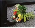  ?? Foto: Martin Schutt/dpa ?? Geste der Verachtung: Thomas Kemmerich (FDP) steht im Februar 2020 vor dem Blumenstra­uß, den ihm die Linkenfrak­tionschefi­n im Thüringer Landtag, Susanne Hennig-wellsow, vor die Füße geworfen hat.