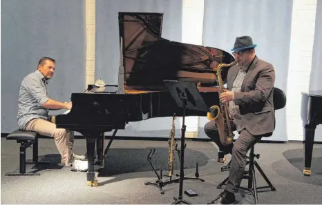  ?? FOTO: MUSIKSCHUL­E GREGORIANU­M ?? Joe Fessele (links) und Norbert Streit gehörten zu den Musikern, die beim ersten Steinway-Klavierabe­nd in der Musikschul­e auftraten.