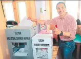  ??  ?? Osman Aguilar, candidato a la Alcaldía por el Partido Liberal, al votar.