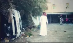 ??  ?? عبدالرحمن العجمي وبجانبه آخر سيارة اقتحمت منزله
