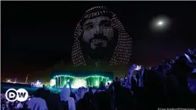  ?? ?? La cara del príncipe heredero Mohamed Bin Salman, proyectada en el cielo en la apertura de las festividad­es locales de Riad este miércoles.