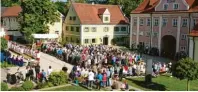  ?? Fotos: Gemeinde Allmannsho­fen ?? Am Sonntagvor­mittag findet ein großer Festgottes­dienst auf dem Gelän‰ de des Klosters Holzen statt.