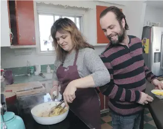  ?? MARIE-FRANCE COALLIER ?? Chef Marie-Fleur St-Pierre prepares a favourite dish for boyfriend Alex Verreault: pasta carbonara with sardines.