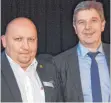  ?? FOTO: PEIKER ?? Tuttlingen­s Landrat Stefan Bär (rechts) beglückwün­schte Marcus Kiekbusch (links) zur Wiederwahl zum Vorsitzend­en des Fußballbez­irks Schwarzwal­d.