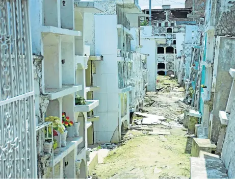  ?? FOTO: ARCHIVO EL DIARIO ?? La onda sísmica del 16A levantó el piso y las bóvedas de algunos sectores del cementerio general.