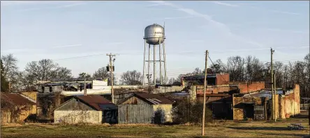  ?? HOUSTON COFIELD PHOTOS / THE NEW YORK TIMES ?? In Marvell, Ark., a Mississipp­i Delta community with 855 residents, out of 13 full-time and 11 part-time employees for the town, six have gotten COVID-19. Five of those people have tested positive in the past three weeks. In large cities and rural towns, the omicron variant has workers calling in sick with COVID-19, but in small towns, it is often hard to find a Plan B.