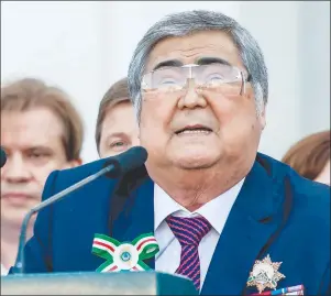  ?? AP PHOTO ?? Kemerovo regional governor Aman Tuleyev speaks to a crowd in Kemerovo. The Kremlin says Tuleyev has resigned.