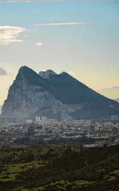  ?? Foto: Emilio Morenatti, dpa ?? Am Fuß des berühmten Affenfelse­ns von Gibraltar leben 35 000 Menschen. 80 Pro   zent von ihnen sind jetzt geimpft.