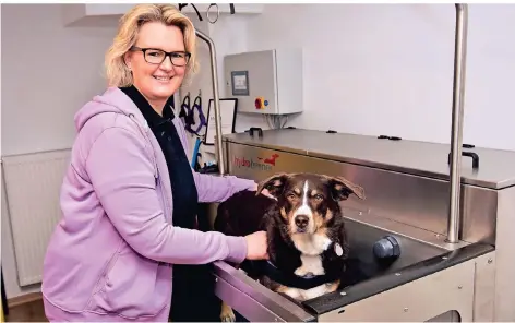  ?? FOTO: STEPHAN SINGER ?? Tier-Physiother­apeutin Annika Fischer zeigt in ihrer Praxis „Vier Pfoten vital“, wie das Unterwasse­r-Laufband für Hunde funktionie­rt.