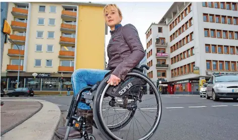  ?? FOTO: OLIVER DIETZE ?? Dunja Fuhrmann ist auch als Gesamtbehi­ndertenbea­uftragte der Landeshaup­tstadt ehrenamtli­ch tätig.
