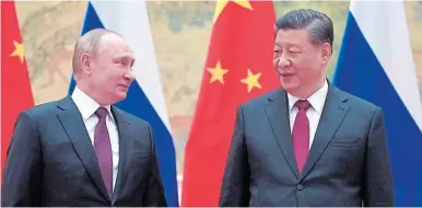  ?? FOTO: AFP ?? El presidente chino Xi Jinping (derecha) le ha sido muy fiel a su homólogo ruso Vladimir Putin, no le importan las amenazas.