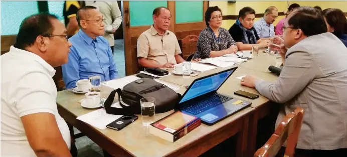  ?? (PJ ORIAS) ?? COUNCILOR Teodulfo Lao Jr., Limketkai Sons Inc. Public Relations Officer Leoncio Ang, City Engineer Rolando Pacuribot (from left to right) and other city officials discuss the flood woes along CM Recto Avenue in a meeting yesterday led by the committee on public utilities.