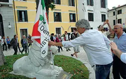  ??  ?? Il trionfo (lontano) del 2013 I festeggiam­enti dopo la vittoria a Treviso