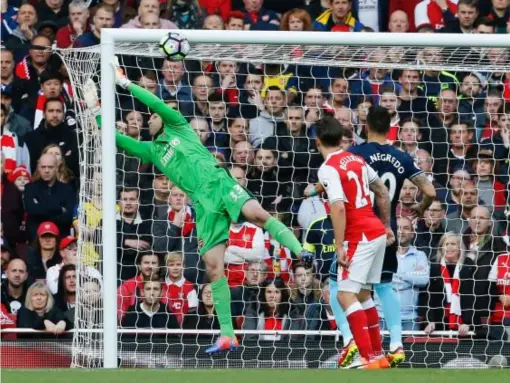  ??  ?? Petr Cech saves from Alvaro Negredo to keep Middlesbro­ugh at bay (Getty)