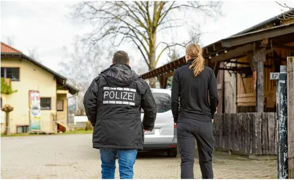  ?? Foto: SDMG ?? Polizeibea­mte am Tatort in Hattenhofe­n. Der angeschoss­ene Fdp-kreisrat betreibt dort einen Hof.