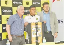  ??  ?? Evento en el que en la mañana de ayer, Guaraní presentó a su nuevo patrocinad­or de la casaca.