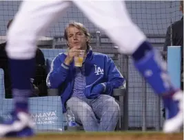  ?? FOTO: MARK J. TERRILL/TT-AP ?? ■ Affärsmann­en Todd Boehly tar över Chelsea. Här tittar han på när basebollag­et Los Angeles Dodgers, som han också är delägare i, möter Detroit Tigers för en vecka sedan.