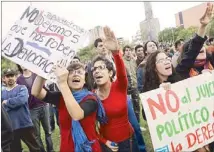  ?? AP ?? People protest against the impeachmen­t of Paraguay’s President Fernando Lugo outside the Plaza de Armas in Asuncion, Paraguay Thursday.