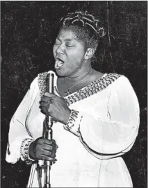  ?? CHICAGO TRIBUNE ?? Jackson performs the “Hallelujah” chorus from Handel’s “Messiah” in 1955. She typically sang with her eyes closed: “I’m singing to the Lord.”