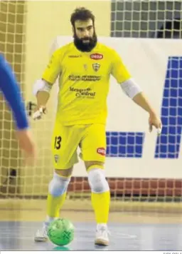  ?? JUAN AYALA ?? Alfonso Prieto juega el balón con los pies en un partido en Vista Alegre.