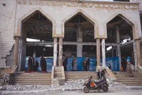 ?? ?? l Palestinos rezan en una mezquita dañada tras un ataque israelí en Rafah, al Sur de la Franja de Gaza.
