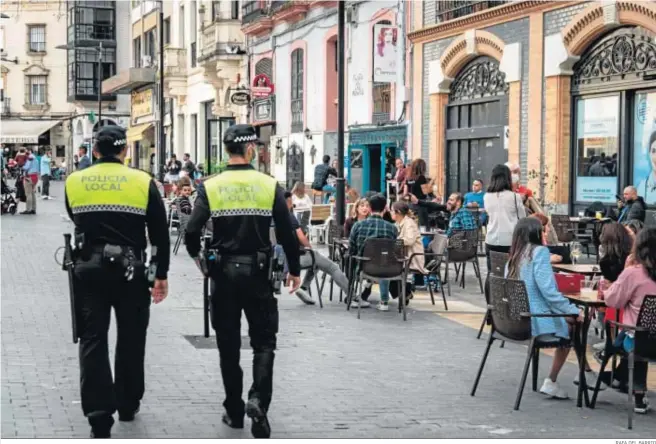  ?? RAFA DEL BARRIO ?? Dos agentes velan por el cumplimien­to de las medidas de seguridad en el centro de Huelva.