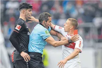  ?? FOTO: IMAGO IMAGES ?? Wer spuckt, kann auch nachschlag­en: Kai Havertz, Tobias Stieler und Santiago Ascacíbar (v. li.).