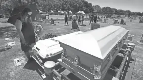  ?? DAVID WALLACE/ARIZONA REPUBLIC FILE ?? Kristin Urquiza attends a burial service for her father, Mark, in Avondale, Ariz., in July. He died of COVID-19 at age 65.