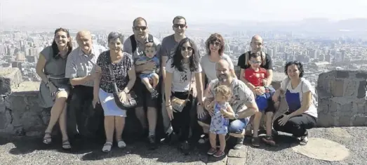  ?? SERVICIO ESPECIAL ?? Paquita, en el extremo de la derecha, junto a su familia en el mirador del cerro de San Cristóbal en Santiago de Chile.